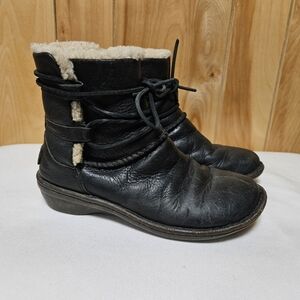 Vintage Women UGG Caspia Shearling Lined Ankle Boots Size 6 Black Leather Laced